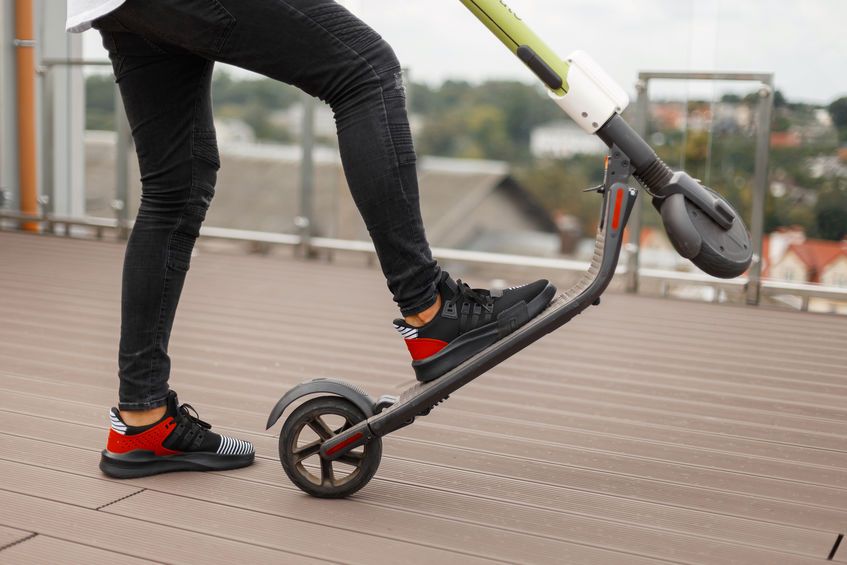 Trottinette Électrique Adulte 350W - Vitesse 25 Km/h, Autonomie 30 Km - Pneus Pleins 8.5", Pliable - Double Frein (Disque + EABS)